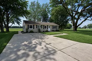 2757 School Dr, Morris, IL 60450 - Photo 2