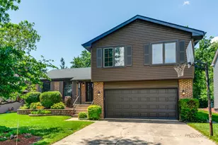820 Long Meadow Dr, Schaumburg, IL 60193 - Photo 1