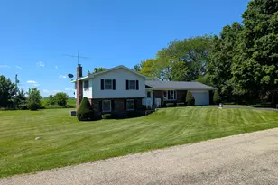 201 Meadow Ln, Monroe Center, IL 61052 - Photo 1