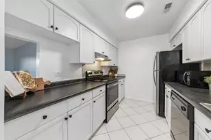 1424 Stonebridge Cir, Wheaton, IL 60189 - Photo 2