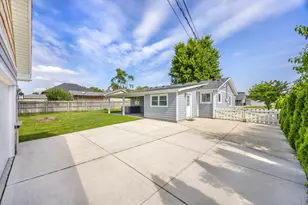 7823 W 98th Pl, Hickory Hills, IL 60457 - Photo 2
