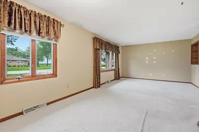 404 Clayton Drive, Watseka, IL 60970 - Photo 12