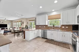 1225 Mallard Ln, Hoffman Estates, IL 60192 - Photo 8