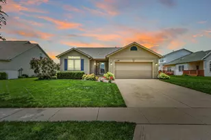 905 Bluegrass Ln, Champaign, IL 61822 - Photo 2