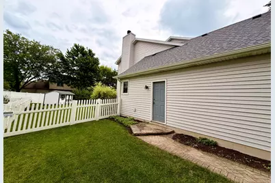300 Savoy Drive, Shorewood, IL 60404 - Photo 4