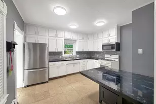625 W Ringold St, Freeport, IL 61032 - Photo 6