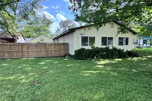 203 W Poplar St, Odin, IL 62870 - Photo 2