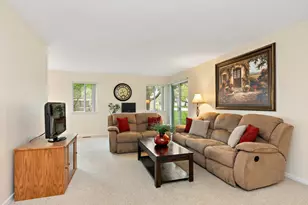 201 Maplebrook Ct, Schaumburg, IL 60194 - Photo 2