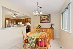 201 Maplebrook Ct, Schaumburg, IL 60194 - Photo 4