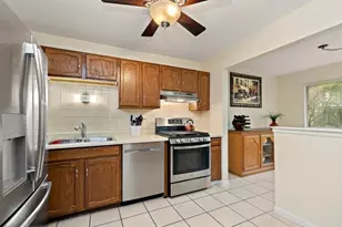 201 Maplebrook Ct, Schaumburg, IL 60194 - Photo 6