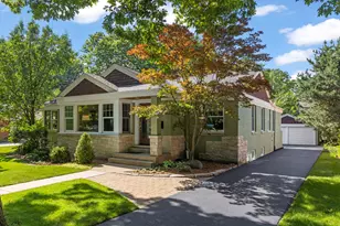848 Woodland Dr, Glen Ellyn, IL 60137 - Photo 2
