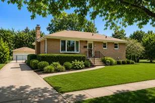 215 E Bryn Mawr Ave, Roselle, IL 60172 - Photo 1