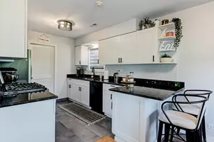 385 Coventry Ct, Clarendon Hills, IL 60514 - Photo 8