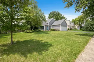 2201 Pontiac Cir, Naperville, IL 60565 - Photo 4