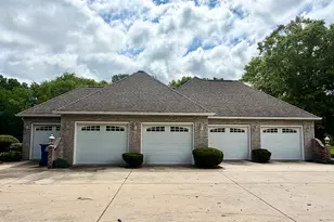 2202 Meadows Dr, Sterling, IL 61081 - Photo 4