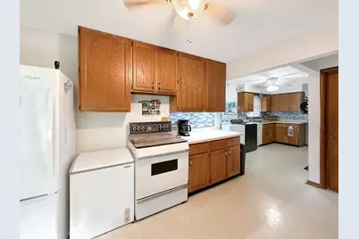 807 E Illinois Street, Freeport, IL 61032 - Photo 4