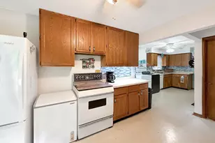 807 E Illinois St, Freeport, IL 61032 - Photo 4