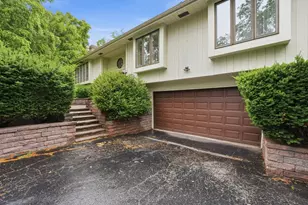 21 Sequoia Rd, Hawthorn Woods, IL 60047 - Photo 2