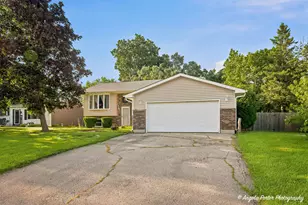 2494 Forest View Rd, Lindenhurst, IL 60046 - Photo 1