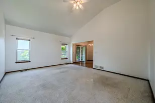 204 Magnolia Dr, North Aurora, IL 60542 - Photo 2