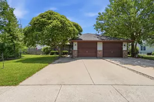 531 W Oak St, Coal City, IL 60416 - Photo 2