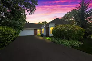 1 Oak Creek Rd, Rolling Meadows, IL 60008 - Photo 2
