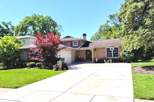 243 Palmgren Ct, Buffalo Grove, IL 60089 - Photo 1