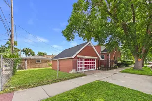 8156 S Paxton Ave, Chicago, IL 60617 - Photo 24