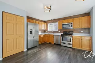 60 W Dahlia Ln, Round Lake Beach, IL 60073 - Photo 10