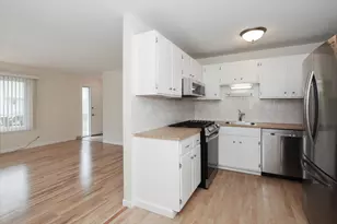 1010 Glastonbury Ln, Schaumburg, IL 60193 - Photo 8