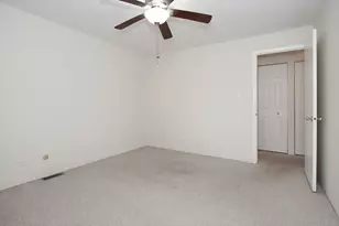 1010 Glastonbury Ln, Schaumburg, IL 60193 - Photo 16
