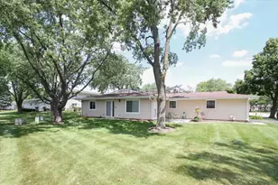 1010 Glastonbury Ln, Schaumburg, IL 60193 - Photo 2