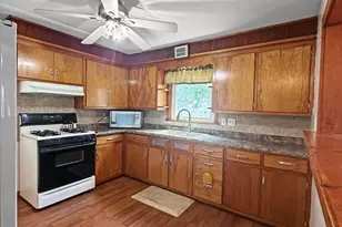 720 W American St, Freeport, IL 61032 - Photo 4