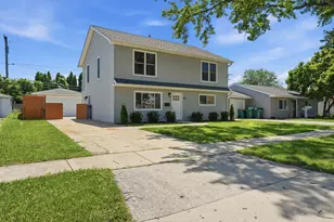 163 W Manchester Dr, Wheeling, IL 60090 - Photo 2