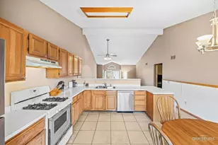 105 Meadows Dr, Sugar Grove, IL 60554 - Photo 2