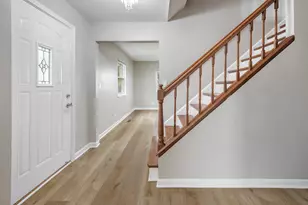 818 Dunbar Ct, Schaumburg, IL 60194 - Photo 2
