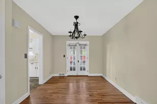911 21st St, Rockford, IL 61108 - Photo 8