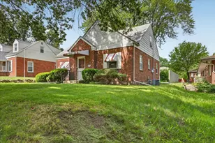 911 21st St, Rockford, IL 61108 - Photo 2