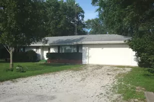 498 Park St, Cissna Park, IL 60924 - Photo 2