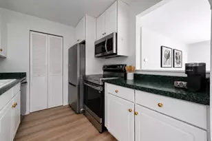 880 N Lakeside Dr, Vernon Hills, IL 60061 - Photo 4