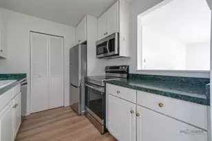 880 N Lakeside Dr, Vernon Hills, IL 60061 - Photo 14