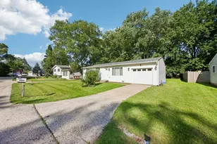 2804 Old Oak Dr, McHenry, IL 60050 - Photo 2