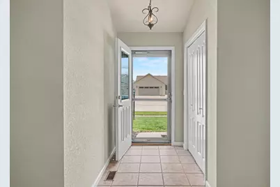609 N Glover Court, Saint John, IL 61873 - Photo 6
