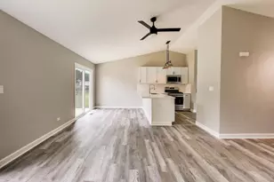 1005 Wembley Dr, Island Lake, IL 60042 - Photo 4