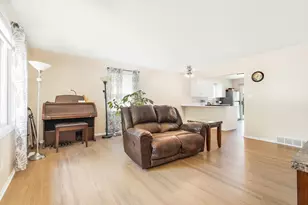 1521 Pebblewood Dr, Sycamore, IL 60178 - Photo 2