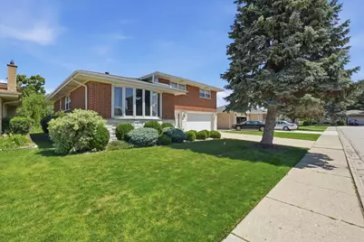 8238 W Balmoral Avenue, Chicago, IL 60656 - Photo 2
