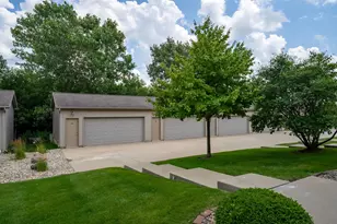 1818 Glenbridge Rd, Bloomington, IL 61704 - Photo 2