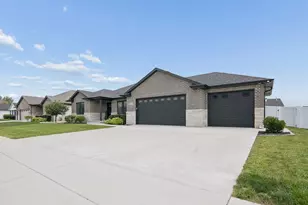 2254 Trappers Ln, Bourbonnais, IL 60914 - Photo 2
