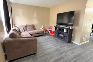 1422 W Split Oak Cir, Round Lake Beach, IL 60073 - Photo 2