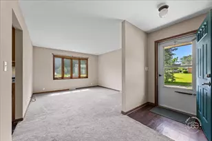 1201 Johnston Dr, Aurora, IL 60506 - Photo 4